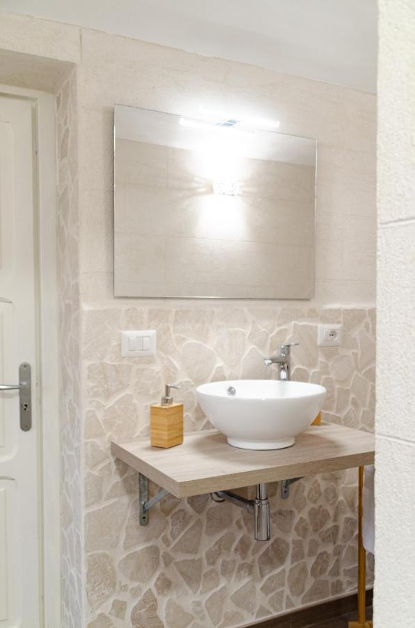 Modern Stone Apartment In The Heart Of Bari Zewnętrze zdjęcie